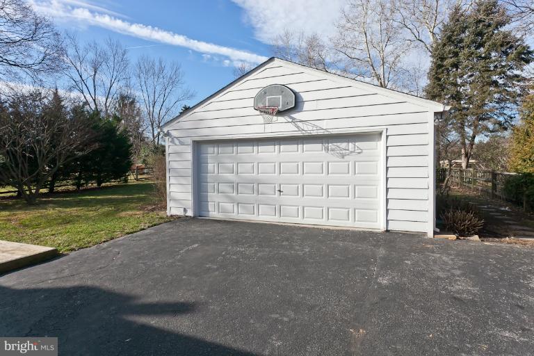 7916 Ruxway Road Towson, MD 21204 - Photo 9 of 20 2 Car Garage