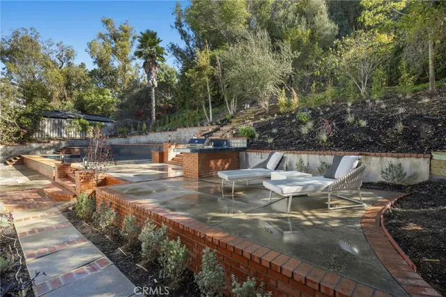 a view of yard with green space