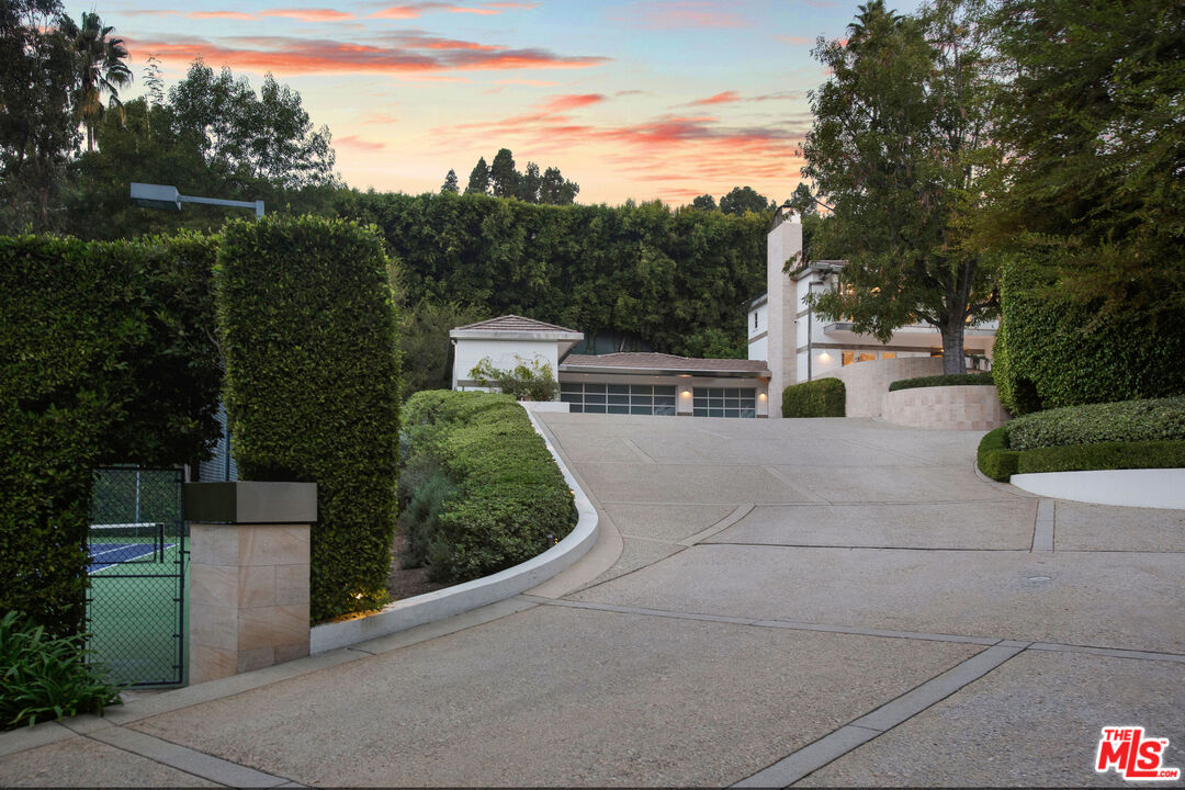 661 Doheny Road Beverly Hills, CA 90210 - Photo 27 of 28 a view of a back yard