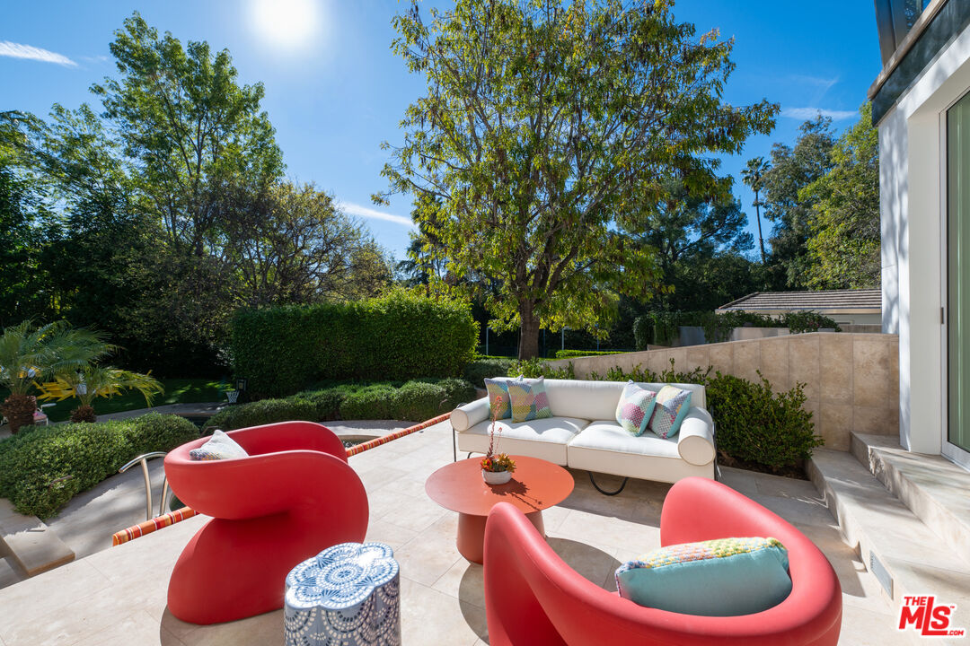 661 Doheny Road Beverly Hills, CA 90210 - Photo 4 of 33 a outdoor living space with furniture and garden