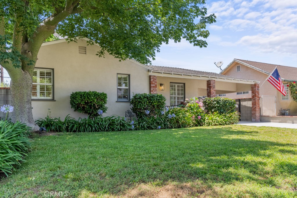 731 North Beachwood Drive Burbank, CA 91506 - Photo 3 of 53 a front view of a house with a yard