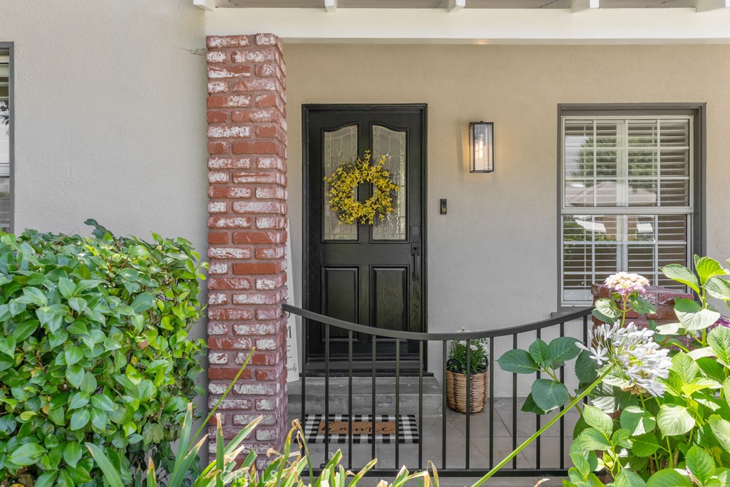 731 North Beachwood Drive Burbank, CA 91506 - Photo 4 of 53