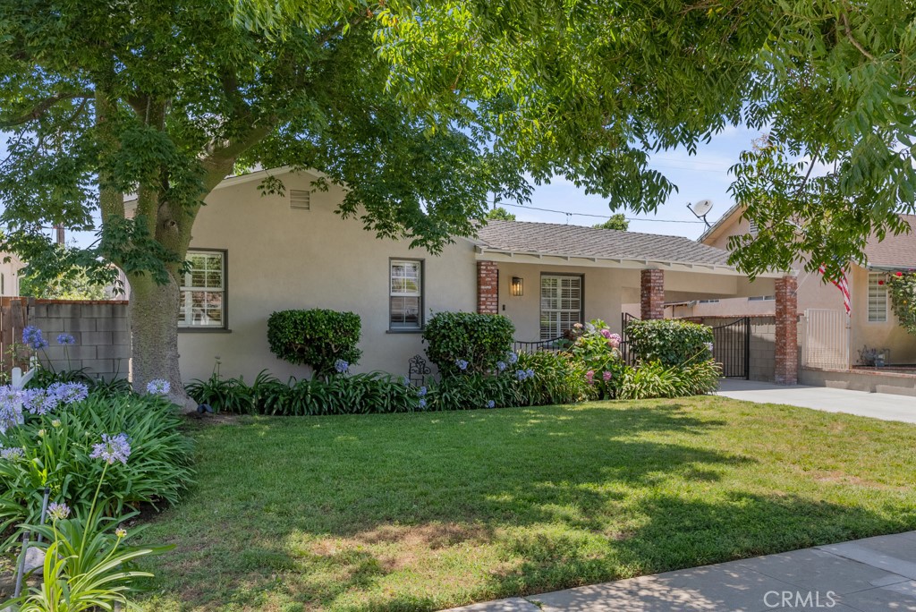731 North Beachwood Drive Burbank, CA 91506 - Photo 47 of 53 a front view of a house with a yard