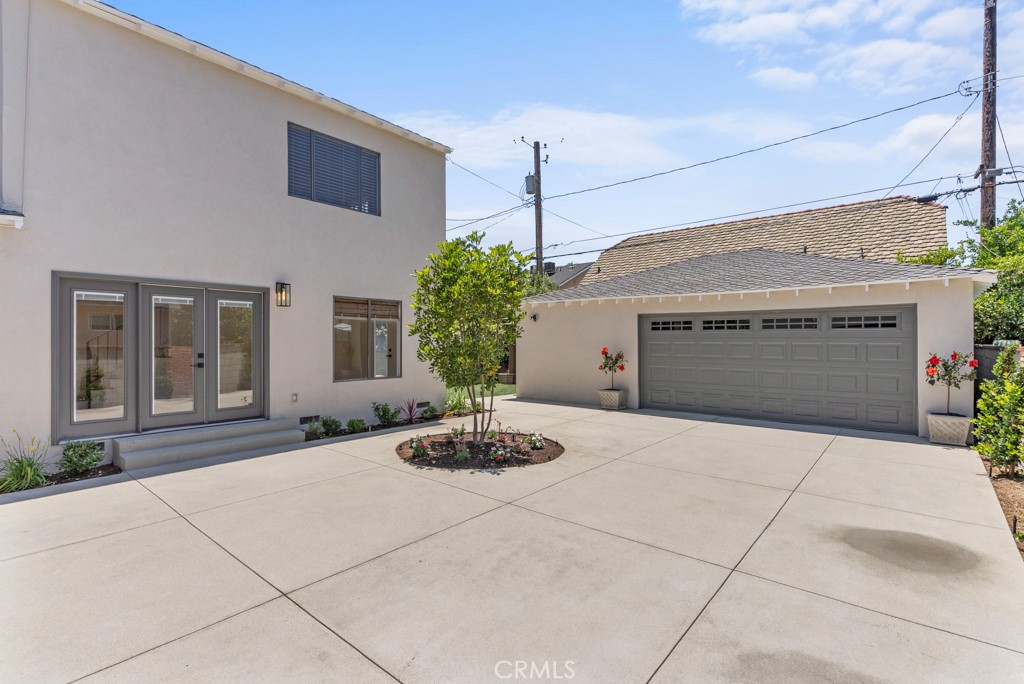 731 North Beachwood Drive Burbank, CA 91506 - Photo 5 of 53