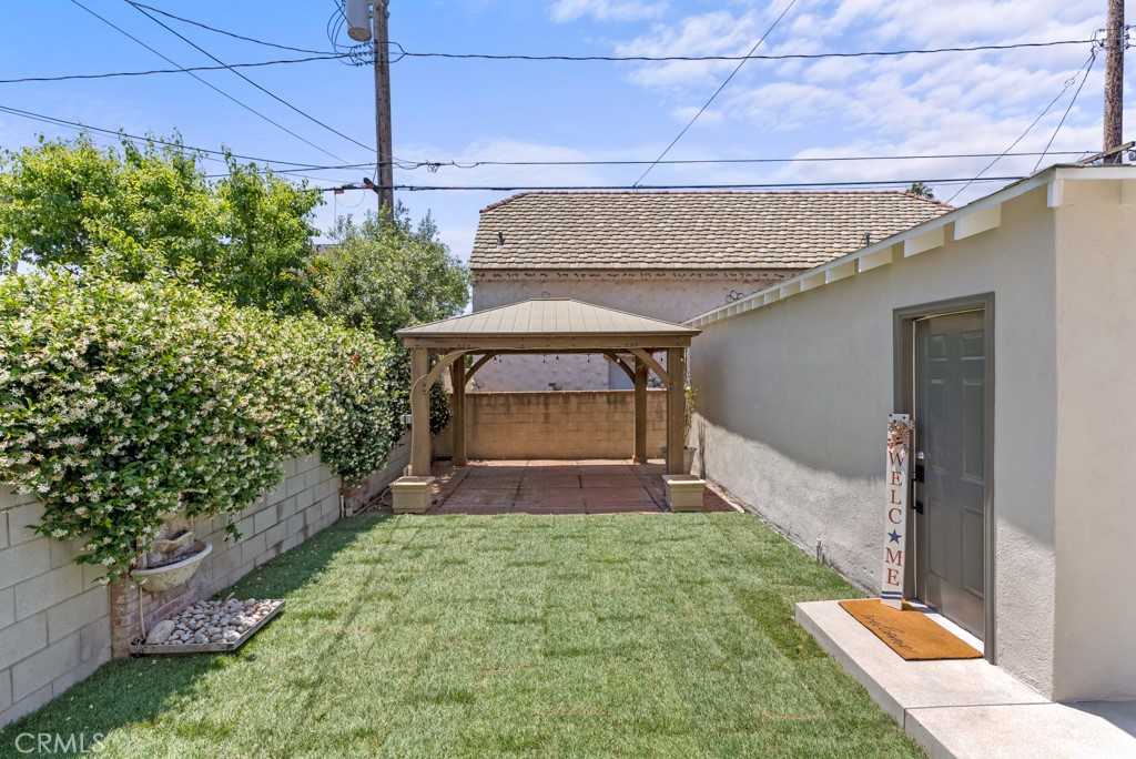 731 North Beachwood Drive Burbank, CA 91506 - Photo 10 of 53 a backyard of a house with lots of green space