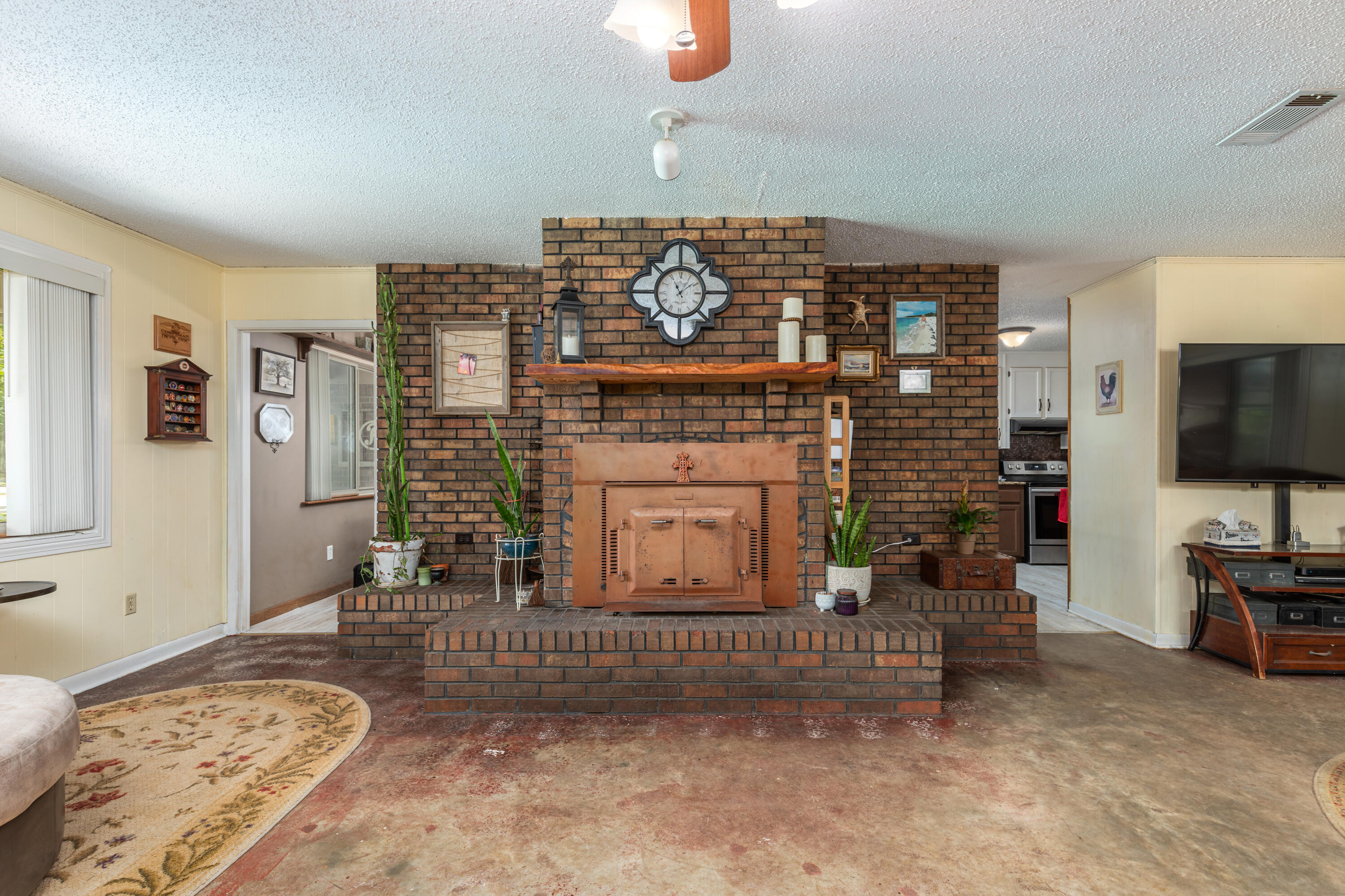 233 Madrid Road Cantonment, FL 32533 - Photo 2 of 38