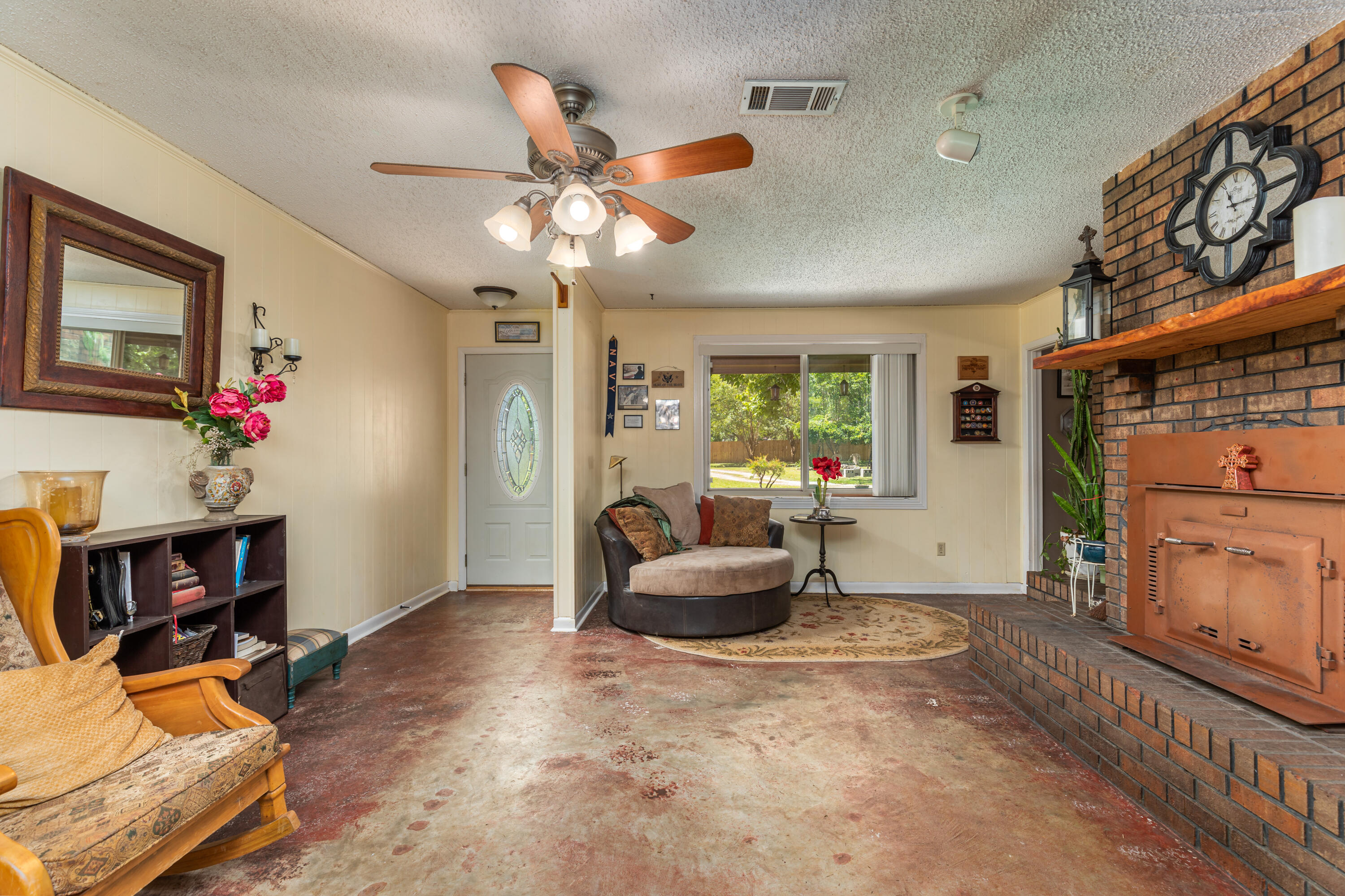 233 Madrid Road Cantonment, FL 32533 - Photo 4 of 38