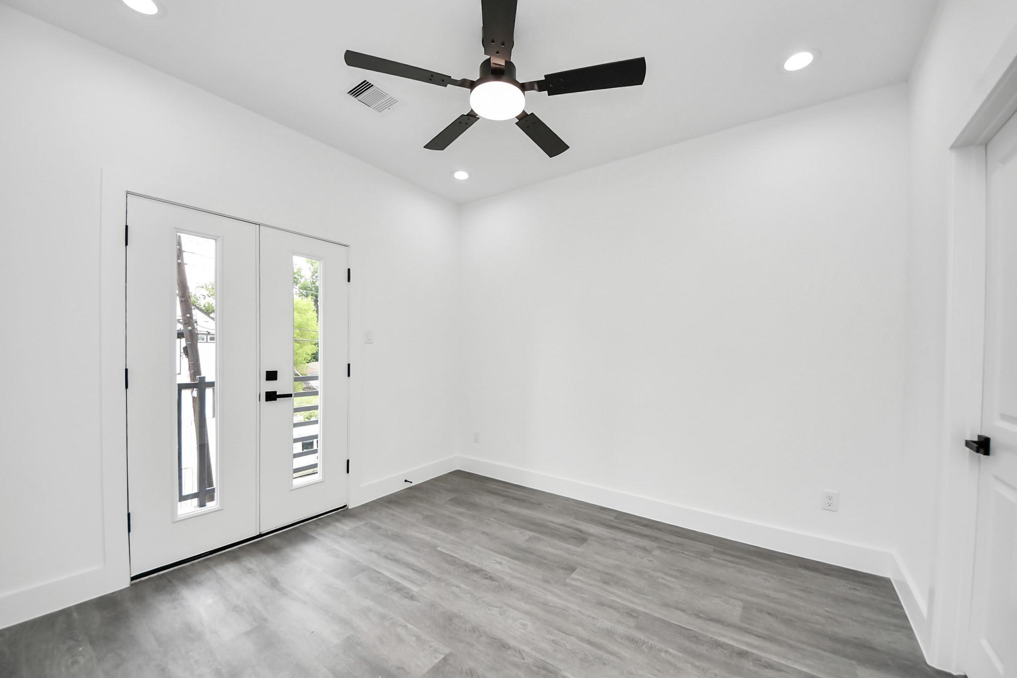 6629 Foster Street Houston, TX 77021 - Photo 19 of 33 Generously sized secondary bedroom with balcony access and contemporary flooring.