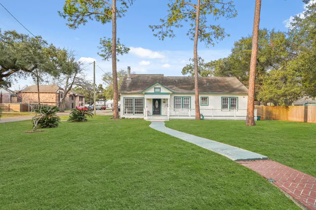 a view of a house with a big yard