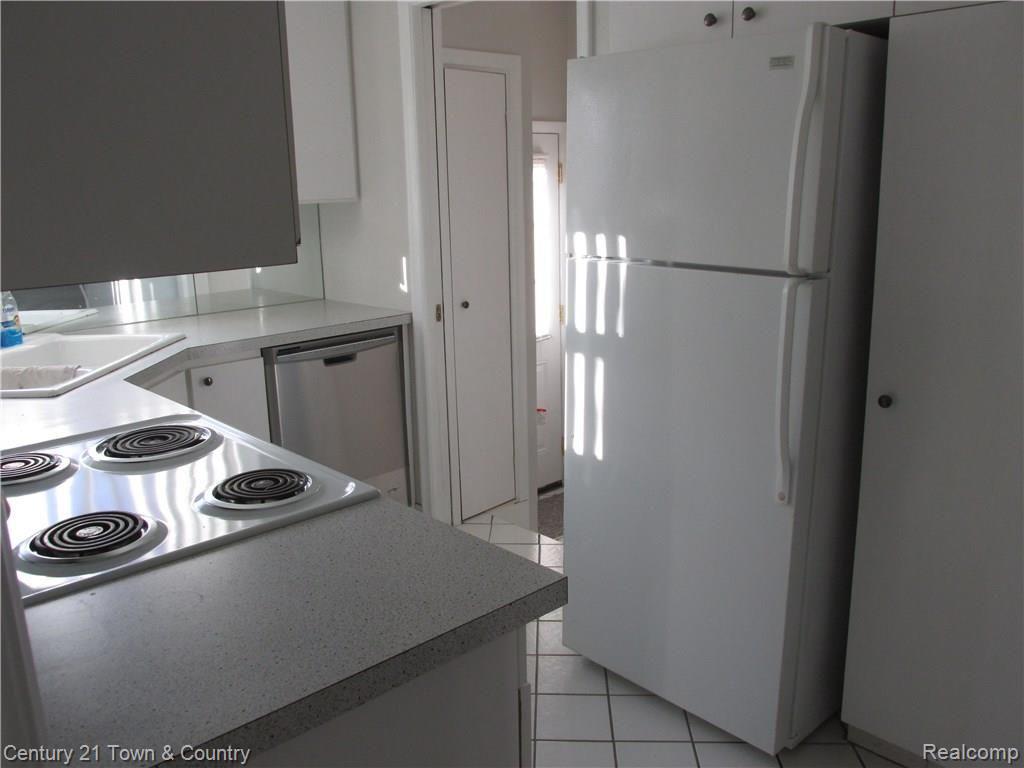 3400 Hadden Road Rochester, MI 48306 - Photo 5 of 28 IMG_0504.JPG
