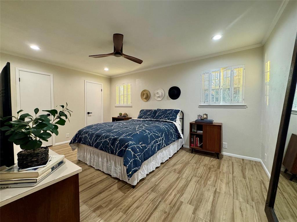 1116 Willow Creek Road Cleburne, TX 76033 - Photo 11 of 25 a bedroom with a bed and a potted plant