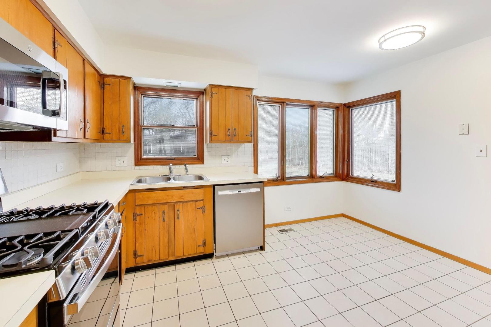 4053 Cumnor Road Downers Grove, IL 60515 - Photo 5 of 39