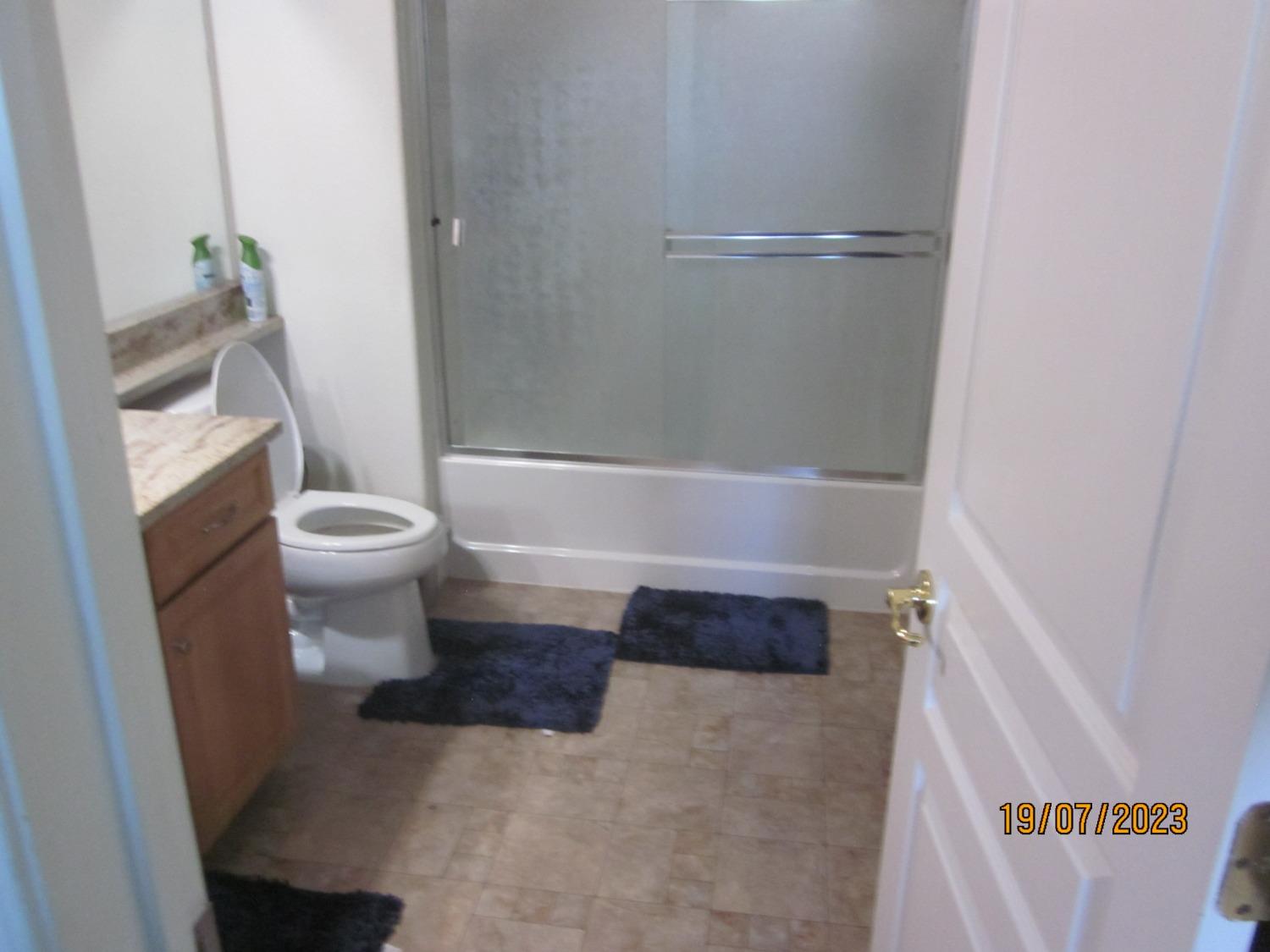 1360 Shady Lane, Unit 733 Turlock, CA 95382 - Photo 20 of 20 a bathroom with a toilet and a bathtub