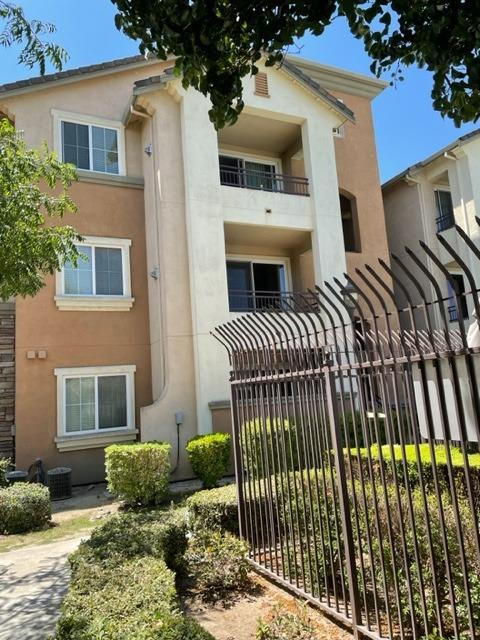 1360 Shady Lane, Unit 733 Turlock, CA 95382 - Photo 5 of 20 a front view of a house with a garden