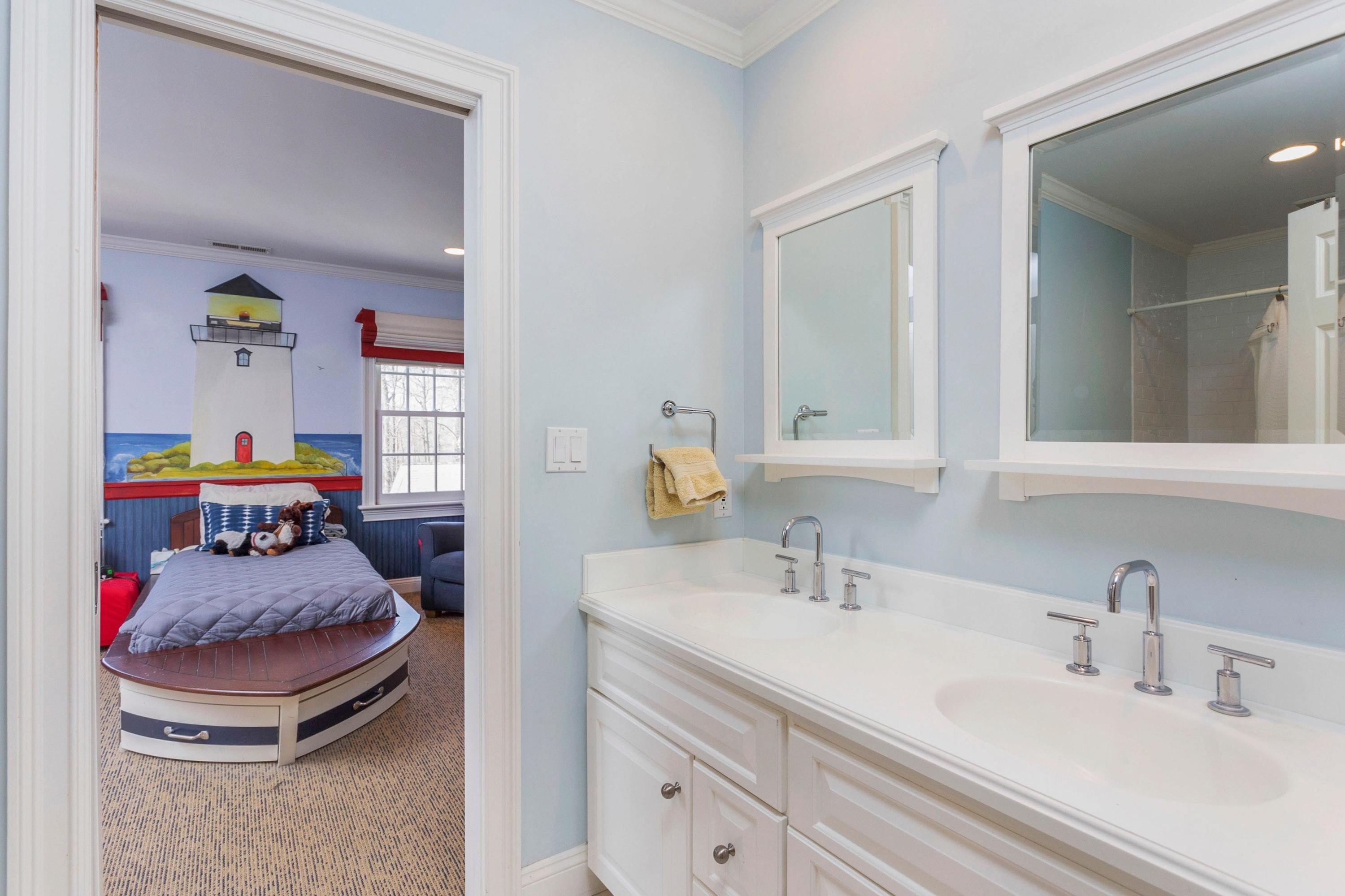 495 Hollow Tree Ridge Road Darien, CT 06820 - Photo 24 of 33 a en suite bathroom with a double vanity sink and a mirror