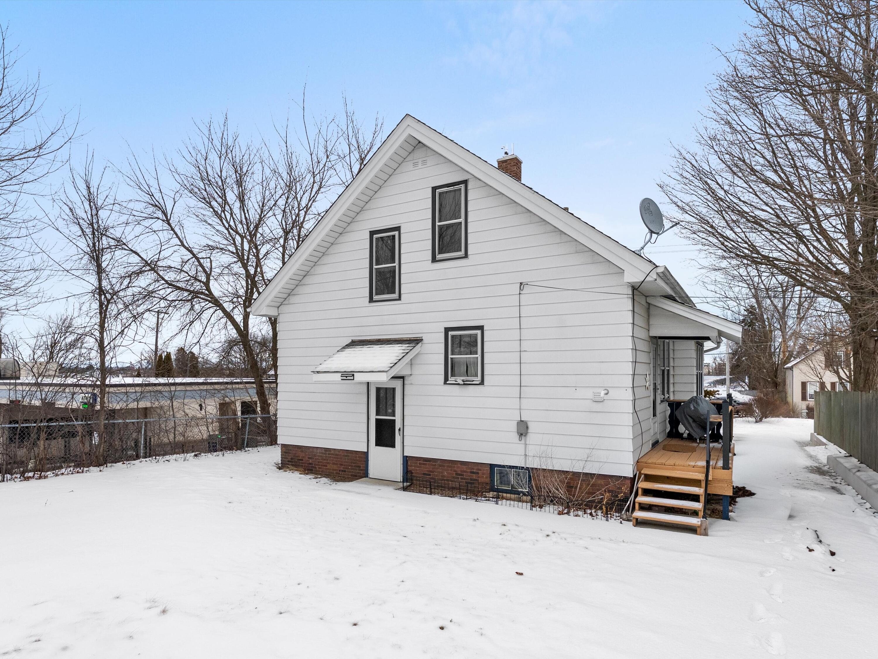 1014 South 20th Street Manitowoc, WI 54220 - Photo 3 of 22 05-005_2781592_09613