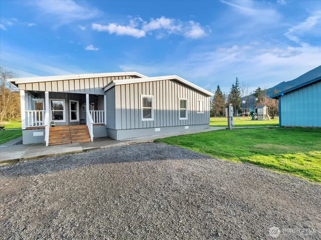 a view of a house with backyard and porch