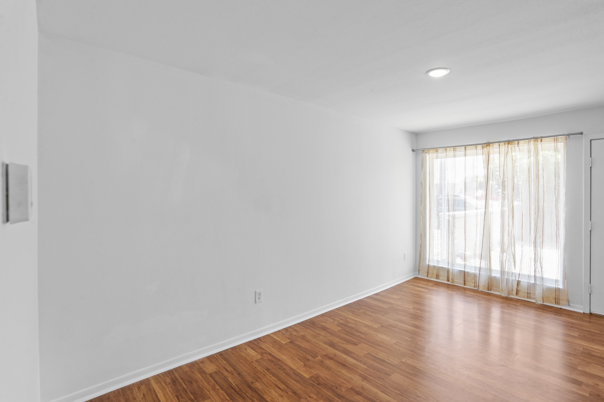 1408 Hughes Street, Unit 4 Houston, TX 77023 - Photo 12 of 27 Lots of natural light in the living area.