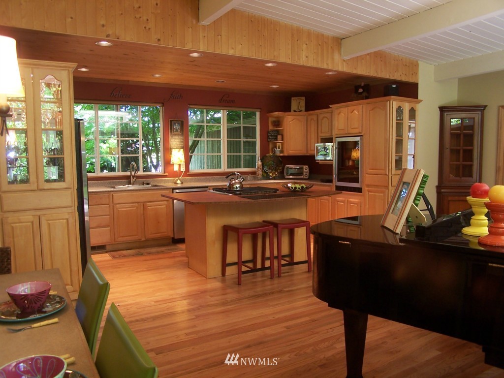 10718 Nottingham Road Edmonds, WA 98020 - Photo 2 of 14 Gallery Image 2