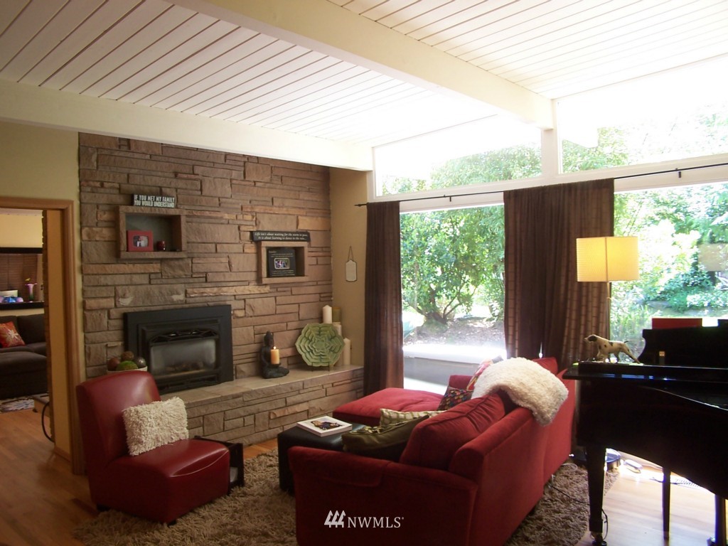 10718 Nottingham Road Edmonds, WA 98020 - Photo 3 of 14 Gallery Image 3
