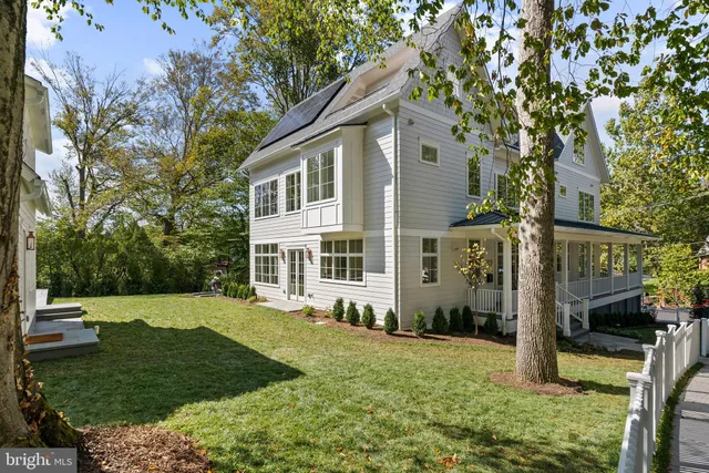 a view of a house with backyard and garden
