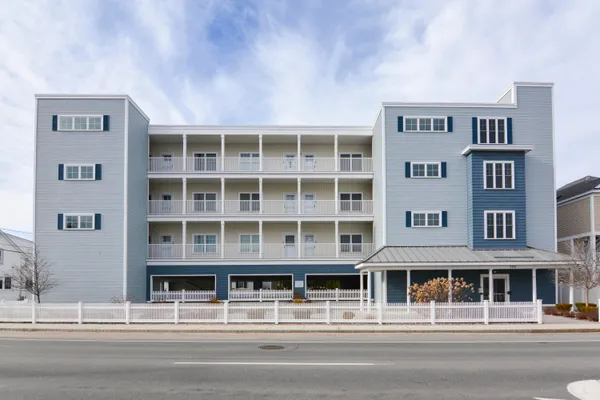 $390,000 | 180 Ashworth Avenue, Unit 105, Hampton, NH 03842