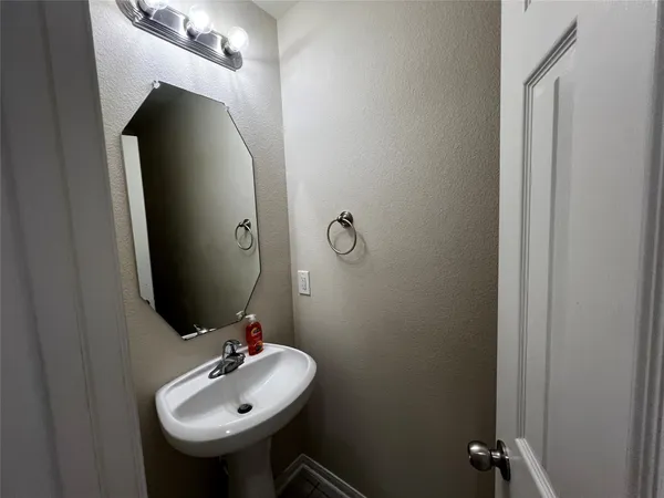 $2,800 | 10621 Sunflower Drive, Conroe, TX 77318