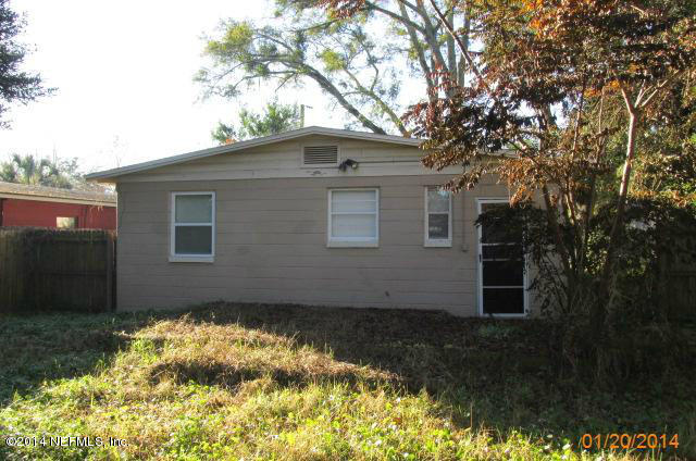 5213 Sunderland Road Jacksonville, FL 32210 - Photo 3 of 6 a backyard of a house