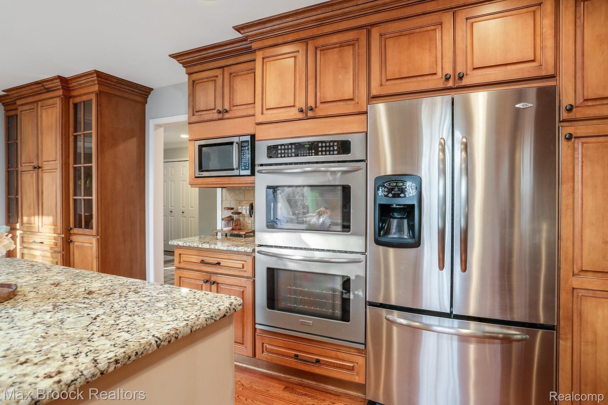 3125 Summit Ridge Drive Rochester, MI 48306 - Photo 9 of 46 17-web-or-mls-3125 Summit Ridge Rochester Hills0011.jpg