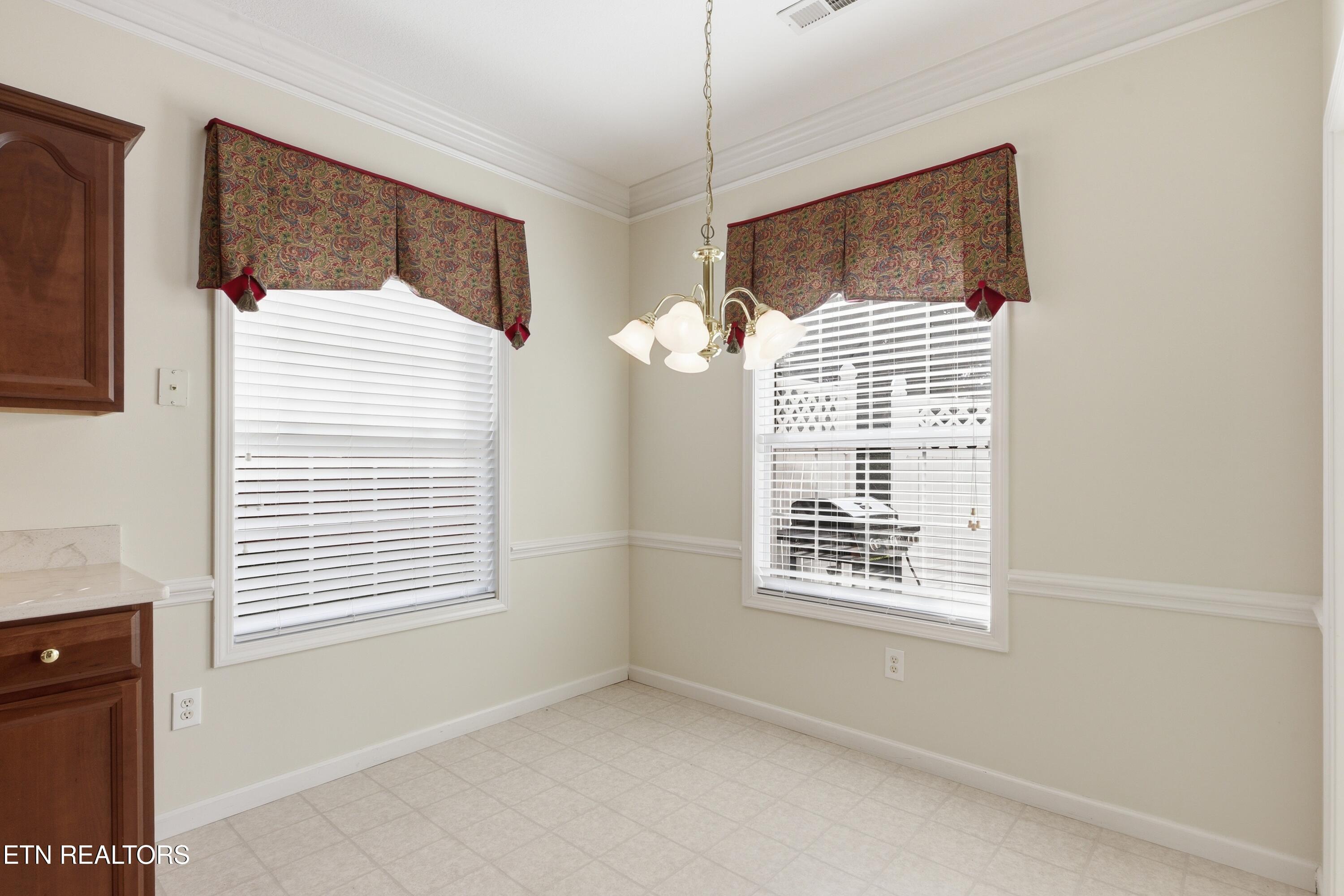 115 Devanshire Court Oak Ridge, TN 37830 - Photo 13 of 33 Breakfast area