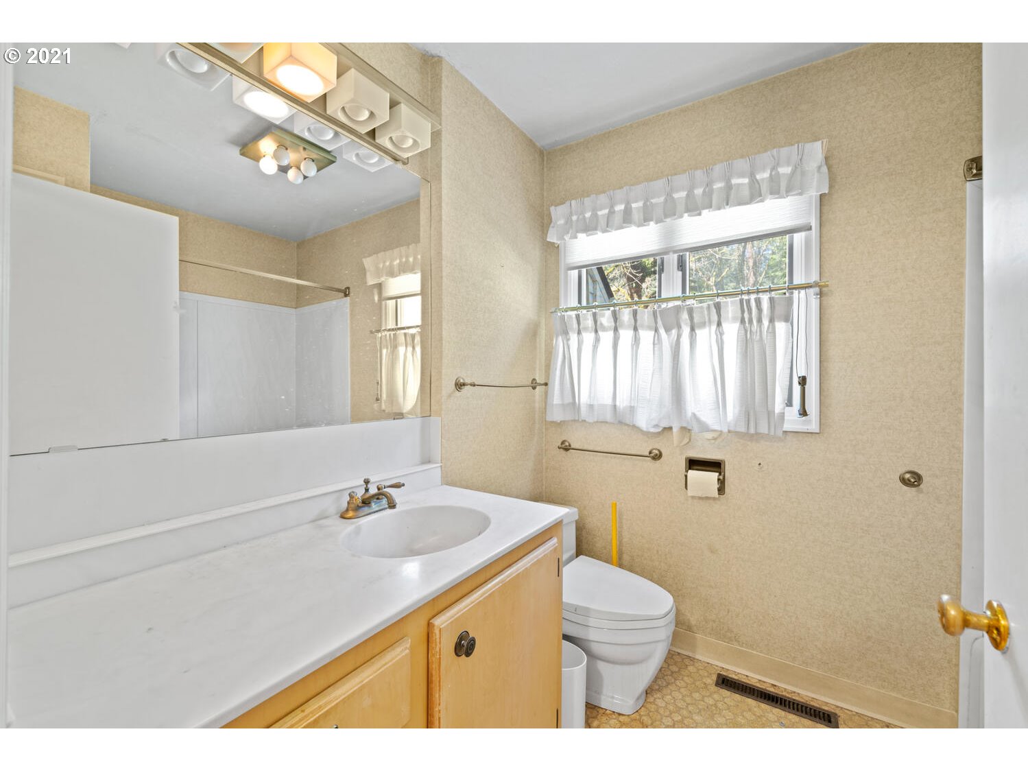 170 Southwest Birdshill Road Portland, OR 97219 - Photo 17 of 32 Gallery Image 17