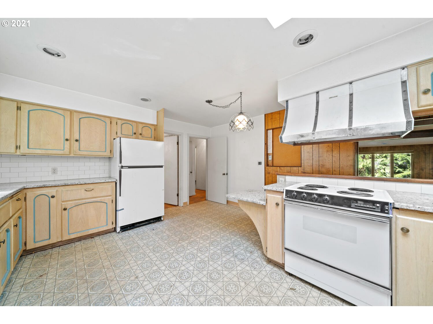 170 Southwest Birdshill Road Portland, OR 97219 - Photo 10 of 32 Gallery Image 10