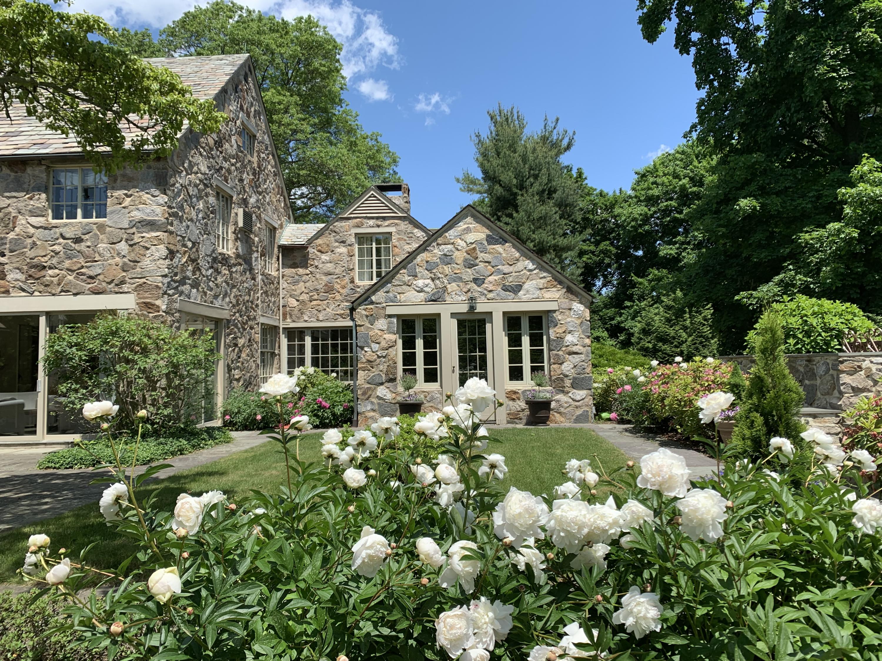 42 Old Farm Road Darien, CT 06820 - Photo 8 of 35 a front view of a house with garden