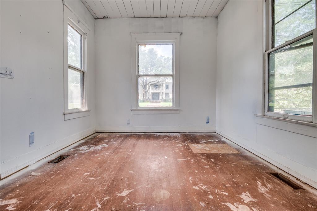408 West Decatur Street Ennis, TX 75119 - Photo 13 of 15 an empty room with a window
