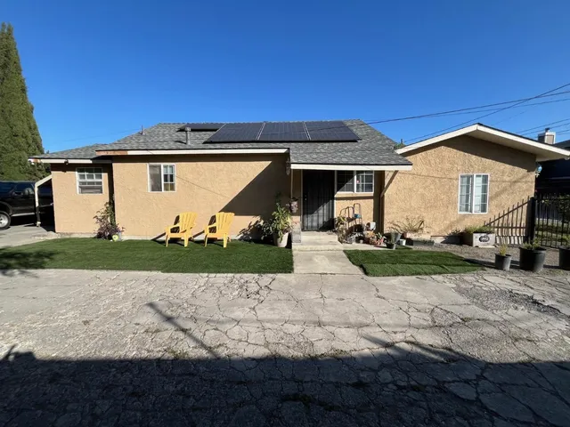 a view of a house with a yard