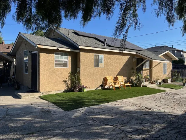 a view of a house with a yard