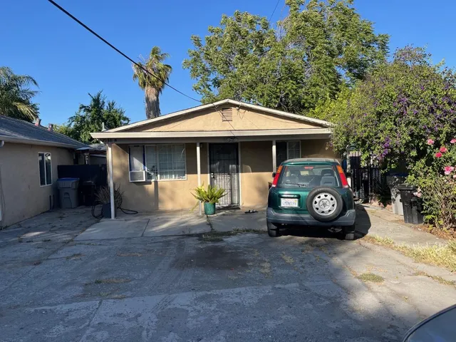 a front view of a house with garage