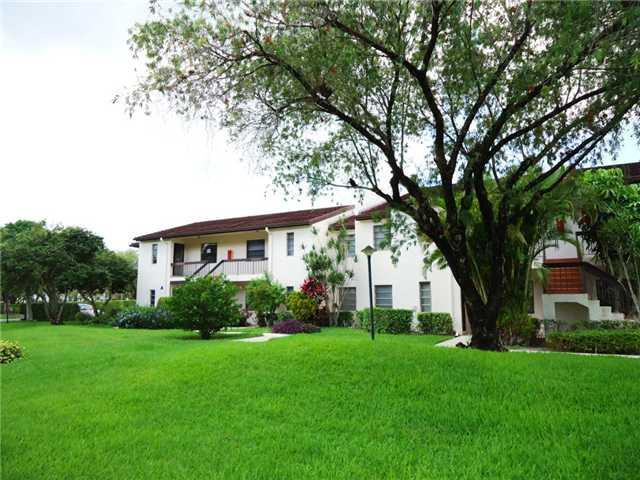 a view of a house with backyard and garden