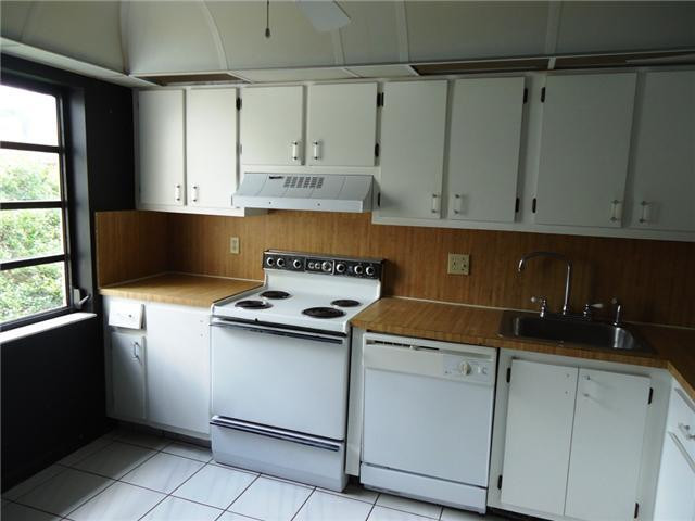 21218 Lago Circle, Unit B Boca Raton, FL 33433 - Photo 7 of 25 a kitchen with a sink and cabinets