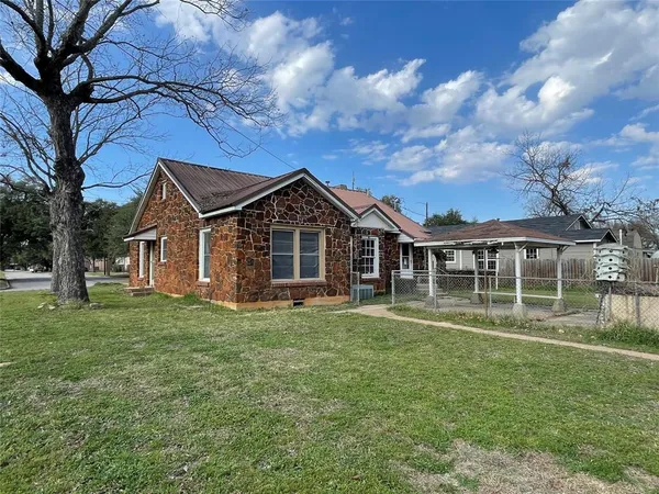 $150,000 | 409 West Davis Street, Hearne, TX 77859