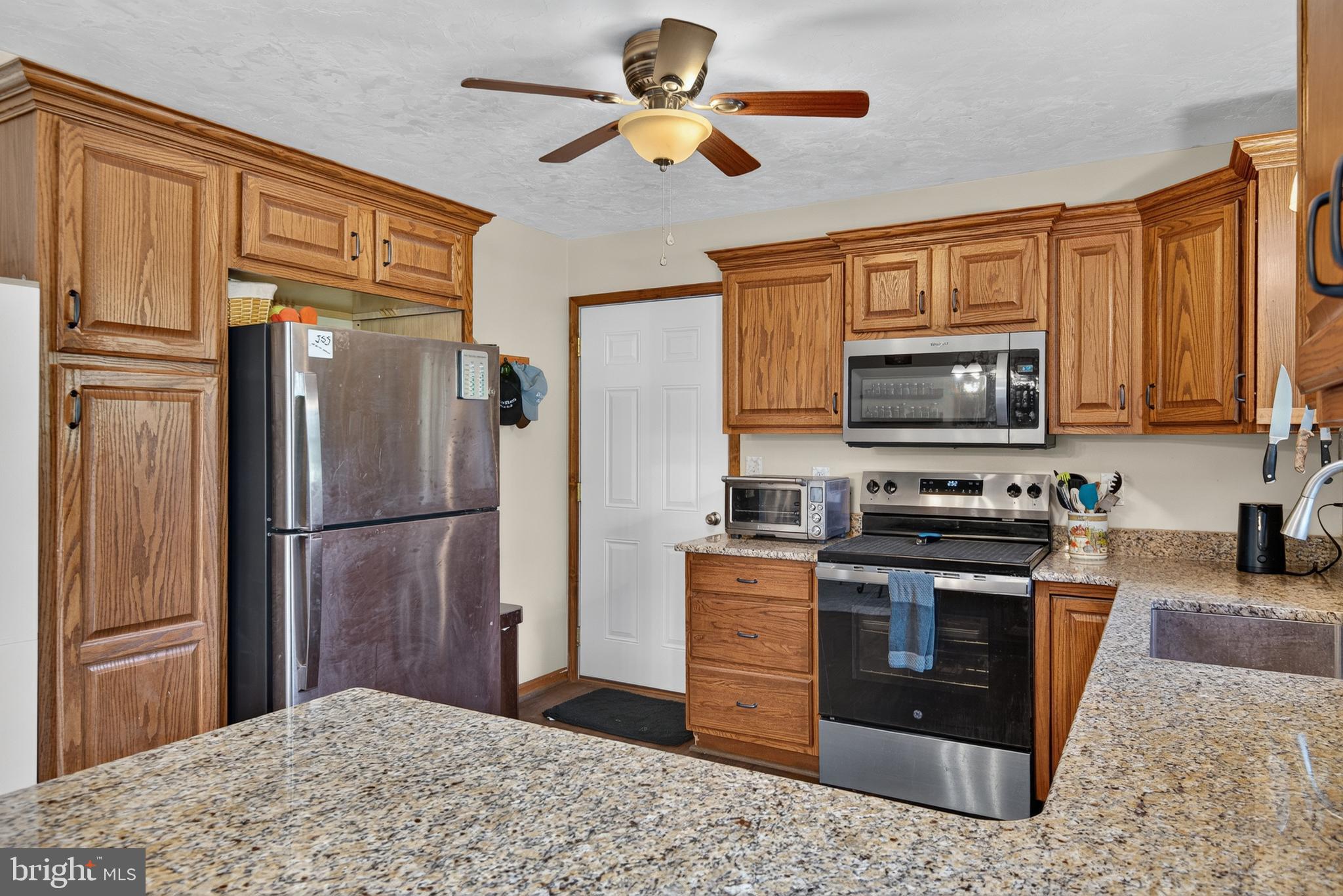 225 North Grant Road Thomasville, PA 17364 - Photo 13 of 49 Kitchen w/granite and stainless steel appliances