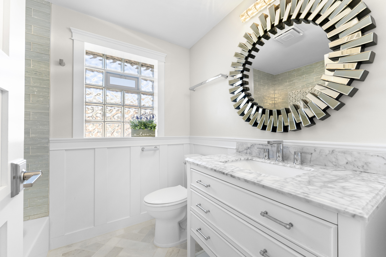716 North Western Avenue Park Ridge, IL 60068 - Photo 18 of 26 a bathroom with a sink mirror and vanity