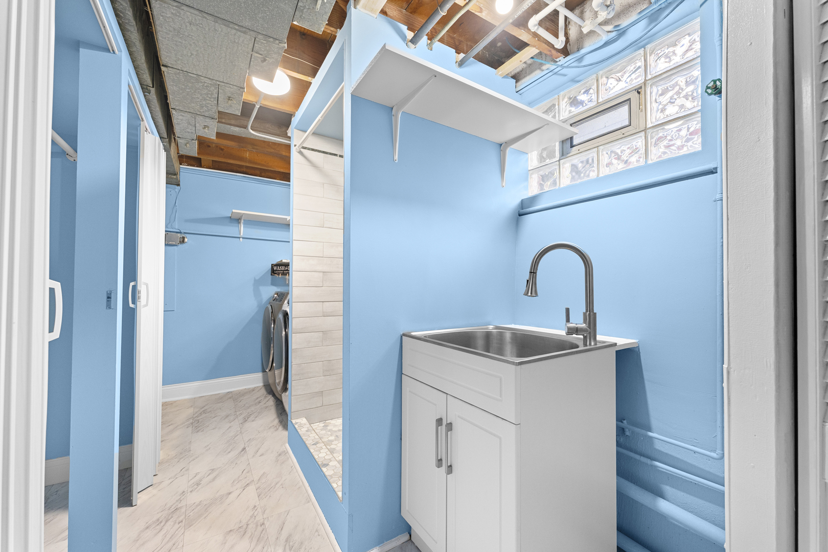 716 North Western Avenue Park Ridge, IL 60068 - Photo 19 of 26 a bathroom with a sink and mirror