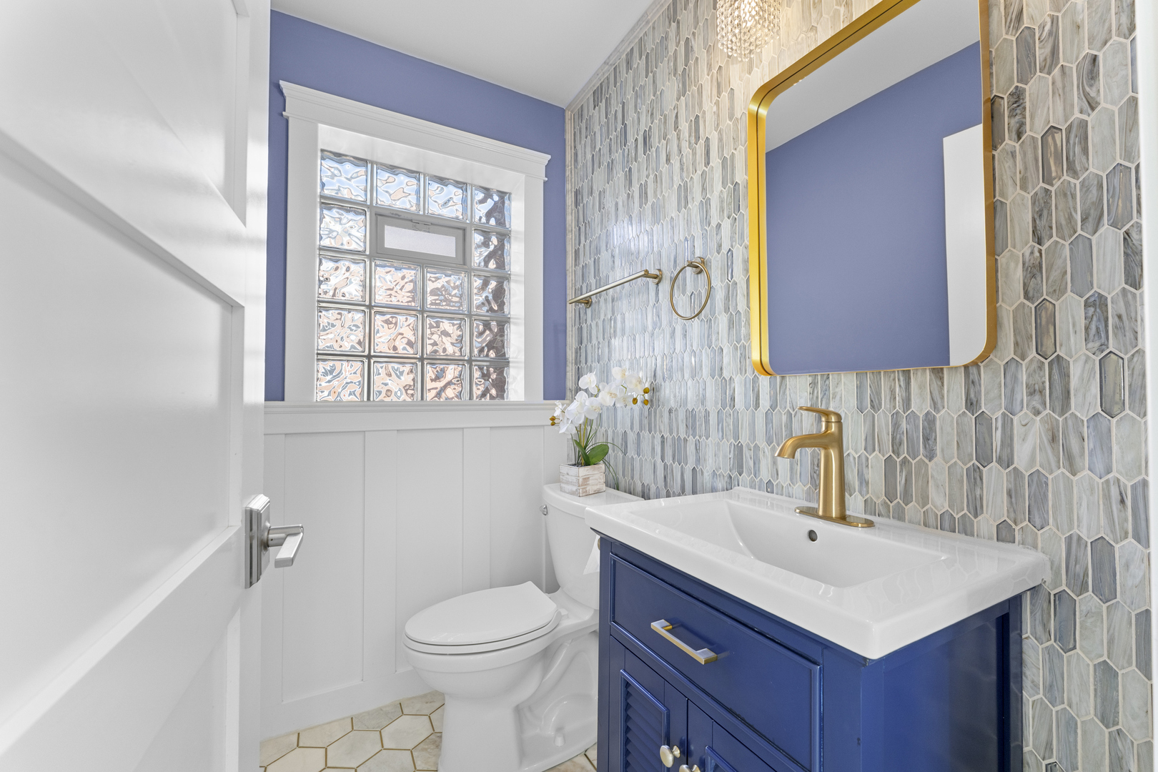 716 North Western Avenue Park Ridge, IL 60068 - Photo 10 of 26 a bathroom with a sink toilet and vanity