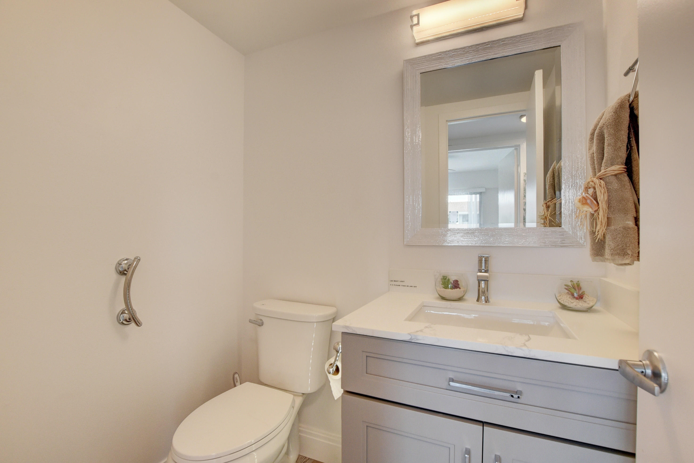 113 Dorset C Boca Raton, FL 33434 - Photo 20 of 49 GUEST BATHROOM