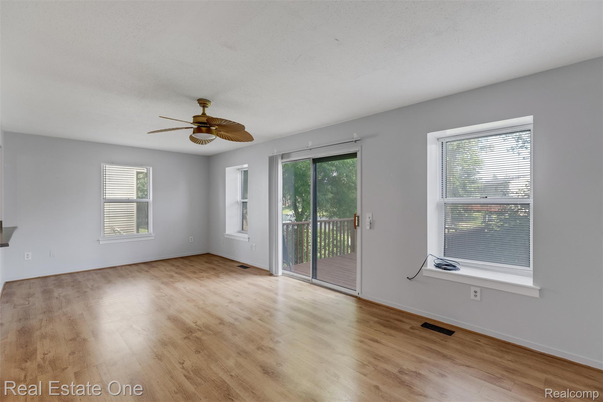 1361 Lochaven Road Waterford, MI 48327 - Photo 6 of 20 Living Room 2.jpg