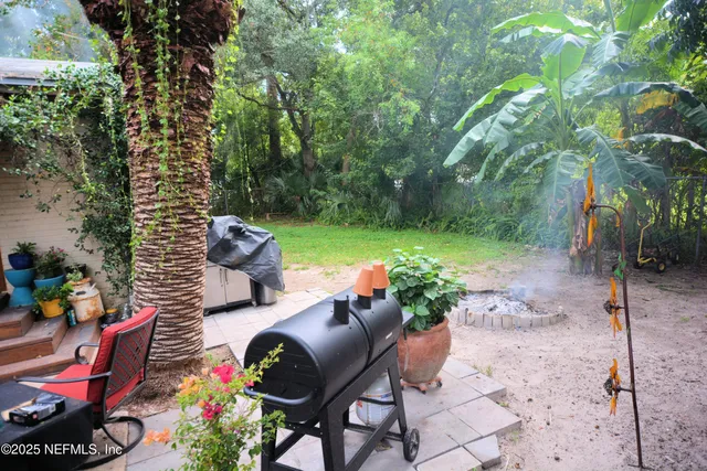 a view of a house with backyard and sitting area