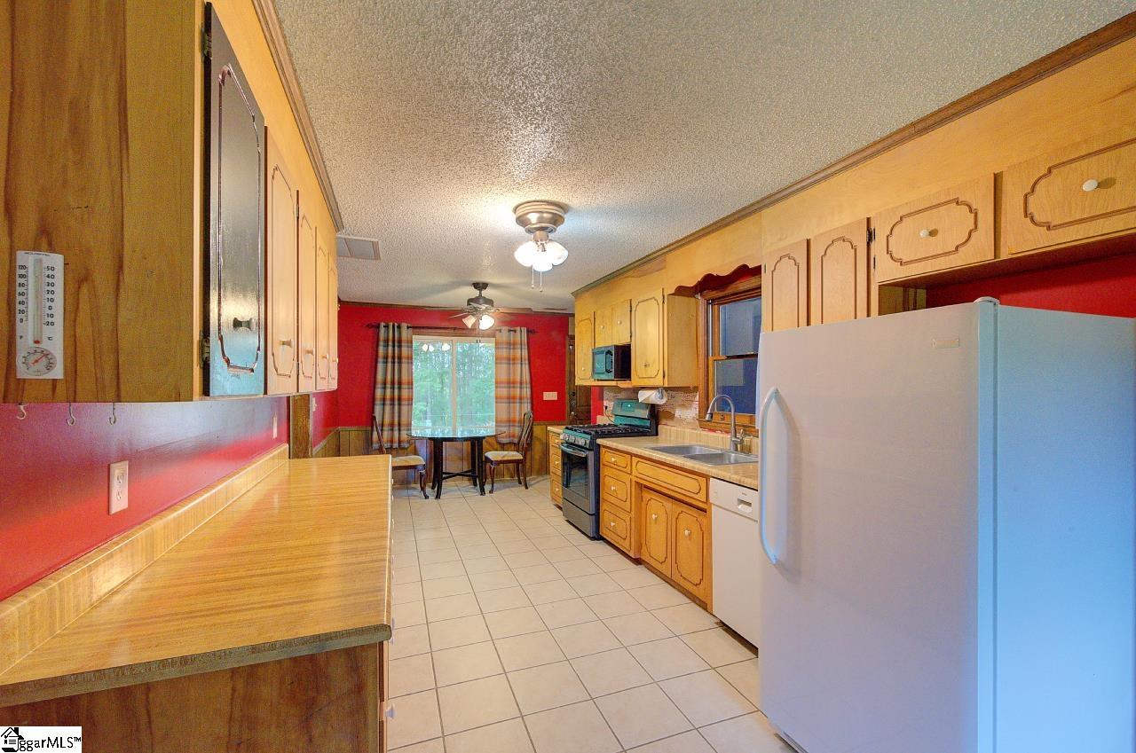 503 Edgewater Road Woodruff, SC 29388 - Photo 14 of 34