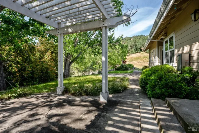 a view of yard with green space