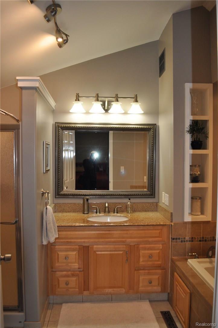 705 Hickory Street Fenton, MI 48430 - Photo 11 of 30 Master Bath